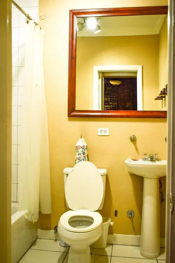Brownstone Guesthouses Nassau Apartment