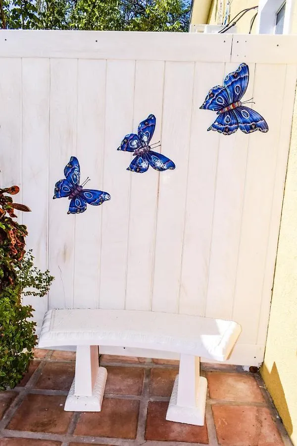 Apartment Brownstone Guesthouses Nassau