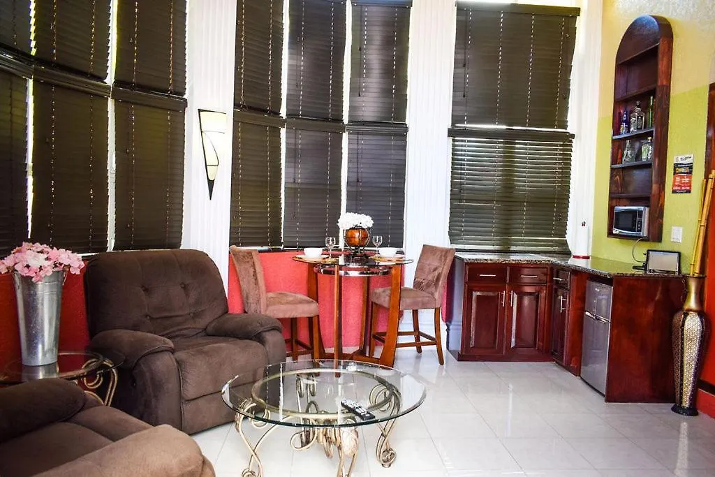 Brownstone Guesthouses Nassau Apartment