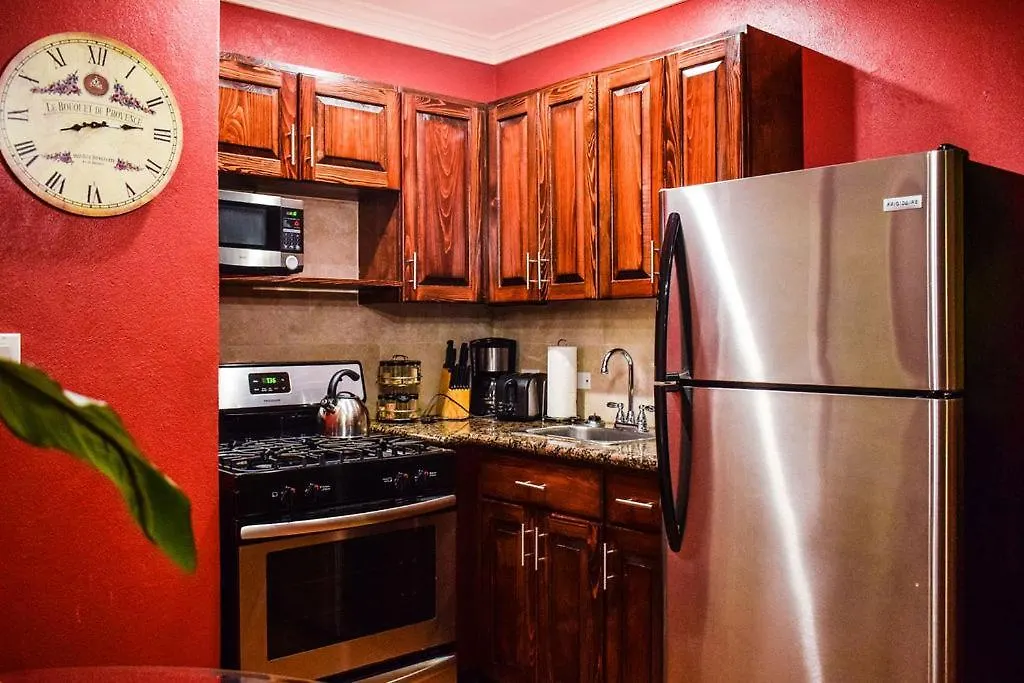 Brownstone Guesthouses Nassau Apartment