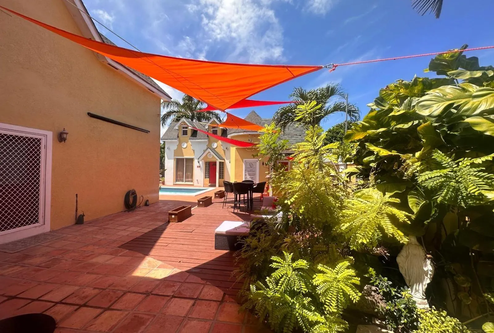Brownstone Guesthouses Nassau Apartment