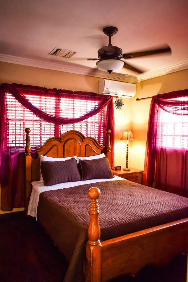 Brownstone Guesthouses Nassau Apartment